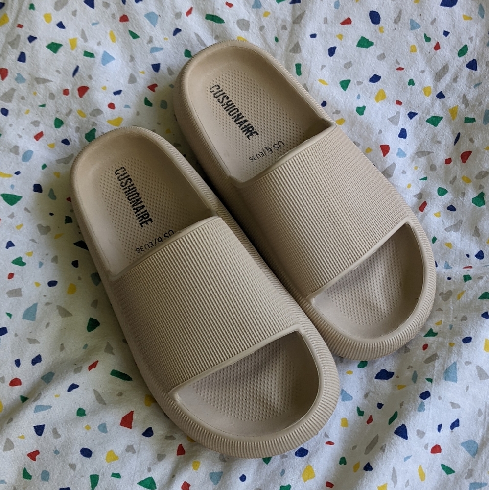 LIKE NEW Cushionaire Cloud Slides